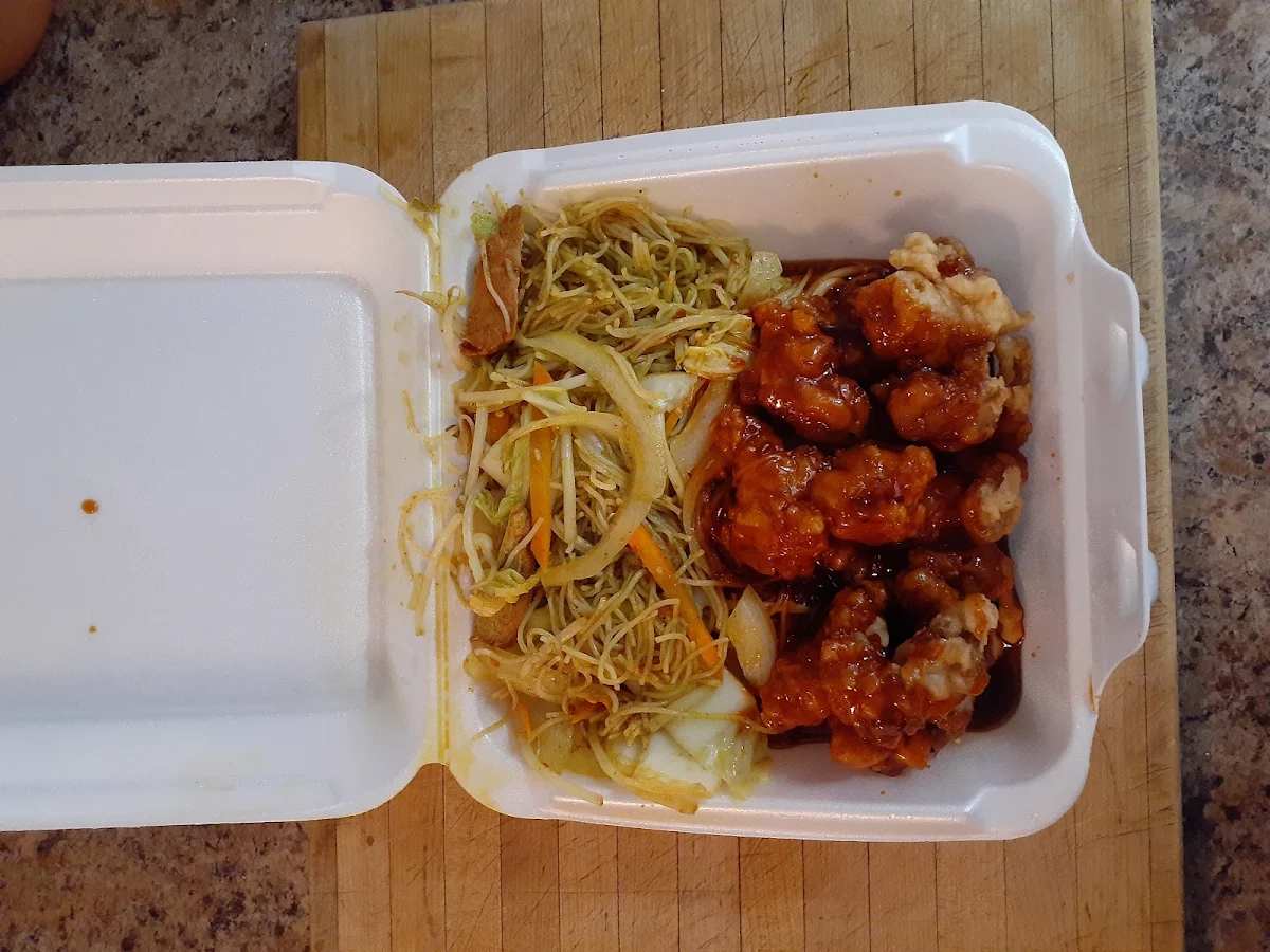 combo 8 sweet sour chicken strip chicken chow mein 酸甜鸡鸡炒芽菜